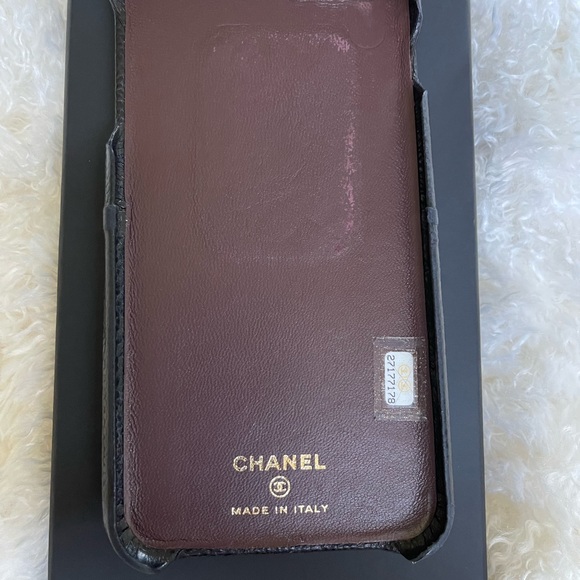 Chanel IPHONE X case, interior mark from a magnet. - Picture 4 of 7